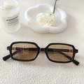 Lunettes de soleil carrées rétro, monture noire, verres thé et détails dorés - Cadre noir champagne
