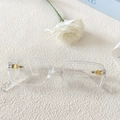 Lunettes de soleil carrées transparentes avec charnières dorées sur fond floral blanc - Blanc Transparent