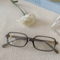 Lunettes de soleil carrées gris translucide avec détails dorés dans un cadre tendance - Monture Gris Transparent Verre Clair
