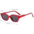 Rote Cat-Eye-Sonnenbrille mit grauen Gläsern, Gewicht 24g, Breite 146mm und Höhe 36mm - Rot