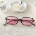 Lunettes de soleil carrées gris translucide avec verres roses au design vintage - Monture Gris Transparent Verre Rose