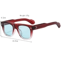Occhiali da sole quadrati bordeaux con lenti blu e dettagli di borchie a stella - Rosso Sfumato