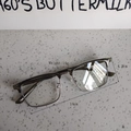 Detalle de gafas grises de media montura de 14g con medidas de 14cm x 4,2cm - Bronce