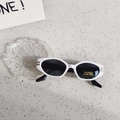 Stijlvolle witte ovale kinderzonnebril met zwarte UV400 lenzen en zilveren accenten - Wit Frame Zwarte Poten (Zwarte Lens)