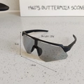 Dettaglio occhiali da sole ciclismo con larghezza di 14cm e design leggero da 20g - Montatura Nera Specchio Argento