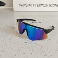 Dettaglio macro di occhiali da sole sportivi per bambini con lenti sfumate blu-arancio - Montatura Nera Lenti Specchio Verde