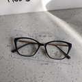 Dettaglio occhiali cat eye anti luce blu con larghezza 13,8cm e montura leggera da 13g - Nero