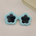 Detailed view of kids flower-shaped sunglasses in light blue with dark lenses - Blue