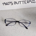 Occhiali da sole cat-eye retrò con montatura nera e accenti blu interni, flat lay - Montatura nera Lenti trasparenti Bordo nero