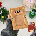 Details des Plüsch-Tierkartenhalters in Khaki mit Stickerei in festlicher Umgebung - Koala-Stil