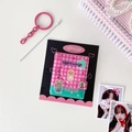 Detail von rosa Y2K Mini-Fotoalbum-Schlüsselanhänger mit Herzfenster und Bärenmotiv - Rosenroter Bär
