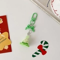 Detail eines grünen Weihnachtsbaum-Schlüsselanhängers mit Schleife und Festschmuck - Grüner Weihnachtsbaum