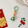 Detailansicht eines Weihnachtsbaum-Schlüsselanhängers mit Weihnachtsmann-Anhänger - Grüner Weihnachtsmann