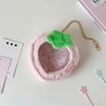 Nahaufnahme der Erdbeer-Plüschtasche mit rosa Samtstruktur und goldener Kette - Rosa Erdbeere