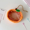 Detail der süßen orangefarbenen Plüschtasche mit Sichtfenster und Goldkette - Orange