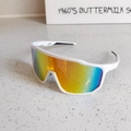 Weiße Sport-Radbrille mit großen, schillernden, mehrfarbig verspiegelten Gläsern - Weißer Rahmen Rot