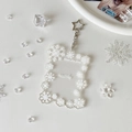 Detalle de tarjetero de acrílico transparente con diseño de copo de nieve y cierre de estrella - Copo de Nieve Blanco