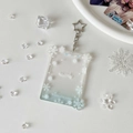 Vista macro de funda acrílica para tarjetas con copos de nieve y llavero de estrella - Copo de Nieve Azul Degradado