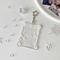 Detalle de tarjetero de acrílico transparente con relieves de copos de nieve y cierre estrella - Letra Copo de Nieve