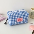 Detail der blau-weiß karierten Tasche mit Herzsteppung, rosa Etikett und Seilreißverschluss - Blau