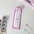 Detailansicht der rosa PVC-Ticketbox mit Engelsflügeln und Sternkettenanhänger - Rosa