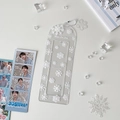 Detailansicht der transparenten Acryl-Fotohülle mit Schneeflocken und silberner Kugelkette - Transparente Schneeflocke