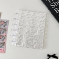Nahaufnahme der transparenten PVC-Ringbuchhülle mit Wasserwellenstruktur und 7 Löchern - Pilzknopf Doppelsteckplatz Kartenalbum (Inklusive 10 Innenseiten)
