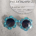 Occhiali da sole a fiore per bambini con montatura azzurra e lenti scure - Blu Floreale