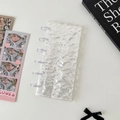 Makroansicht des transparenten Fotoalbums mit Wasserwellenstruktur und lila Binderingen - Pilzknopf Einzelsteckplatz Kartenalbum (Inklusive 10 Innenseiten)