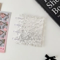 Detail eines transparenten Wasserwellen-Minialbums mit lila Ringordner und PVC-Textur - A8 3-Zoll-Pilzknopf Einzelsteckplatz Kartenalbum (Inklusive 10 Innenseiten)