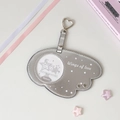 Makroaufnahme der silbernen wolkenförmigen Badge-Hülle mit Herzschließe und Glitzereffekt - Silber