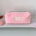 Trousse en peluche rose avec fermeture éclair verte et étiquette Lucky Gate sur bureau - Rose