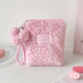 Detailansicht der rosa Plüsch-Kosmetiktasche mit Leopardenmuster und Herzanhänger - Rosa