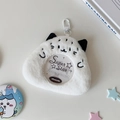 Nahaufnahme des weißen Plüsch-Katzenanhängers mit rundem PVC-Fenster für Badges - Lächeln Katze