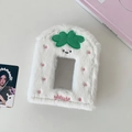 Détail d'un porte-carte en peluche blanche à pois roses et broderie trèfle vert - Coque Blanche (Pages Intérieures Non Incluses)