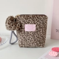 Nahaufnahme der flauschigen Kosmetiktasche mit Leopardenmuster und weichem Schlüsselanhänger - Braun