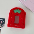 Détail d'un porte-carte fraise en peluche rouge avec texture douce et fenêtre PVC claire - Coque Rouge (Pages Intérieures Non Incluses)