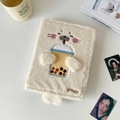 Dettaglio del raccoglitore in peluche crema con ricamo di foca e scritte decorative - Guscio Beige / Beige (Foca con Tè al Latte)