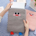 Primer plano de funda de felpa para iPad con textura suave y bordado de dibujos - Gris