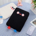 Primer plano de fundas de tableta de felpa suave con un lindo rostro animado bordado - Negro