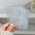 Handbeeld van zeer transparante plastic kaarthoezen met voorgeponste ophangopeningen - 3-gaats Binnenpagina Met Vier Vakken / Transparant