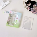 Detalle de una mini carpeta para tarjetas con diseño de trébol y degradado azul y verde - Azul