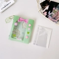 Detalle de mini álbum de fotos de trébol verde claro con lazo rosa y colgante de acrílico - Verde