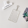 Detail eines klaren Acryl-Fotokartenhalters mit Schmetterlingsdruck und Stern-Anhänger - Schmetterling Design