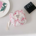 Detail van gewatteerd bloementasje met roze lint en vintage rozenpatroon - Roze