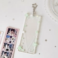 Détail du porte-cartes en acrylique à quatre grilles avec breloque étoile et motifs - Étoiles Vert et Blanc