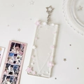 Détail du porte-carte photo en acrylique avec motif d'étoiles et porte-clé en métal - Étoiles Violet et Blanc