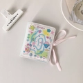 Dettaglio del taccuino M5 con fiocco di nastro rosa e copertina con disegni creativi - Solo Copertina Bianca (Senza Pagine Interne)