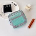 Dettaglio di una trousse in rete verde con etichetta hisocute e fodera interna rosa - Verde