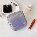 Dettaglio di una borsa cosmetica in rete a doppio strato con design a contrasto di colori - Viola